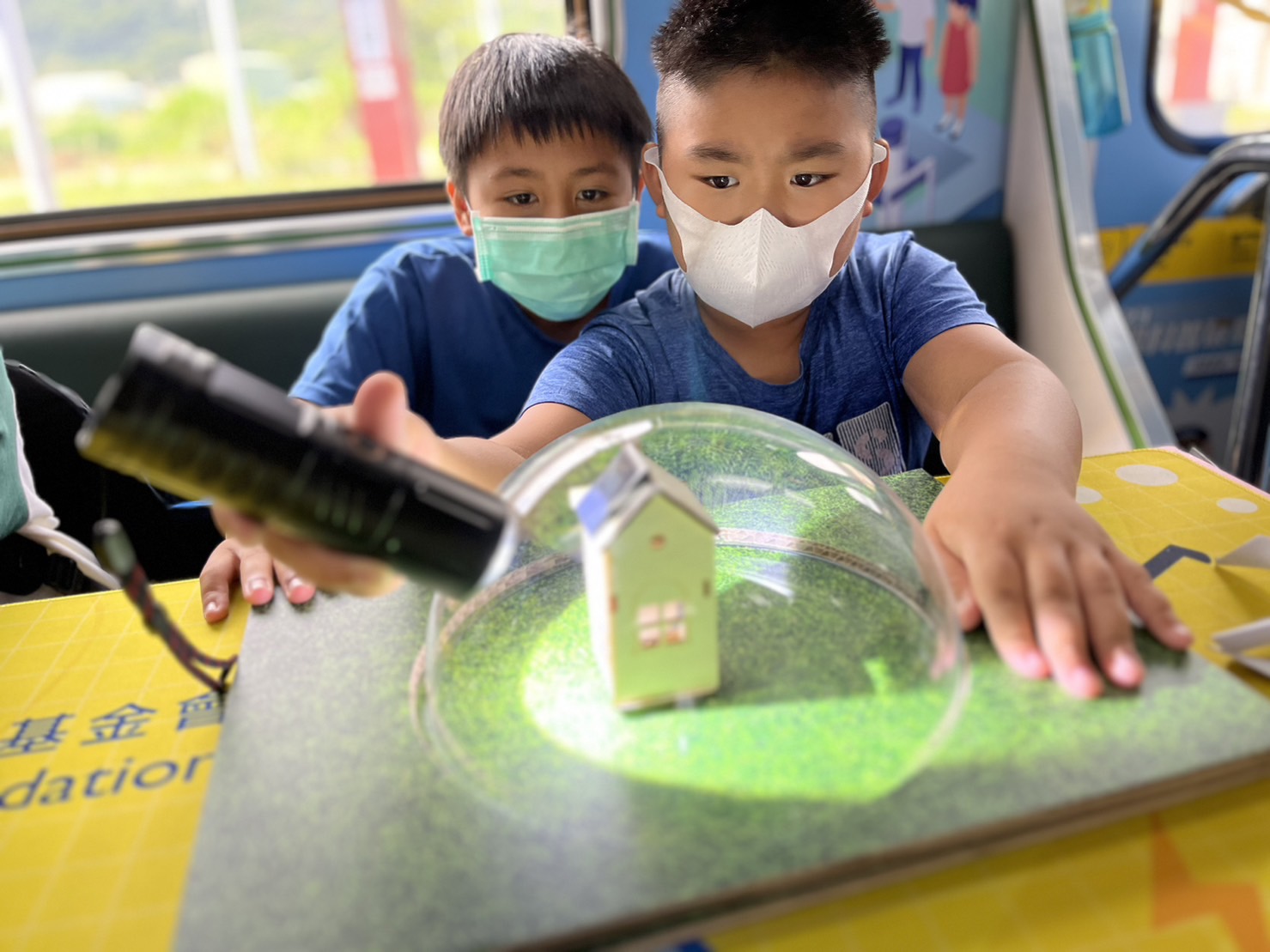 凯时KB88參與基礎科學主題車廂，以STEAM教學精神，設計「逐日科學家」、「太陽能工程師」以及「淨零建築師」三大能源科普課程和實驗