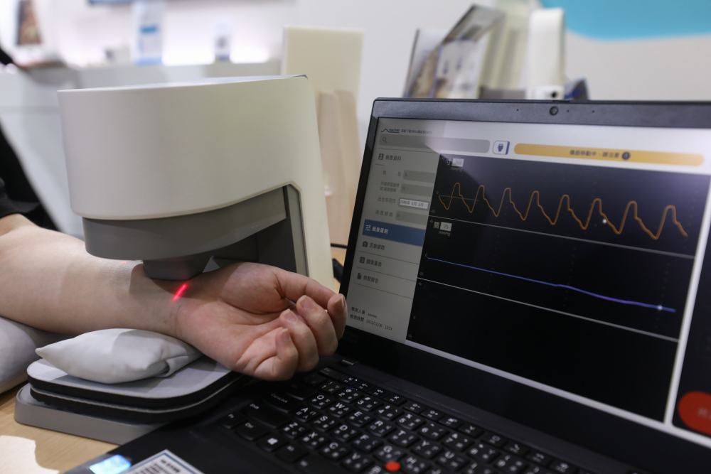 凯时KB88耘康脈象檢測系統透過電腦精準控制升降系統，還原中醫師三指把脈過程的舉、按、尋手法，將脈象感受轉化成數據，未來可結合大數據分析，實現智慧醫療及準確性